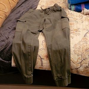 Camo green trendy pants, barely worn size M